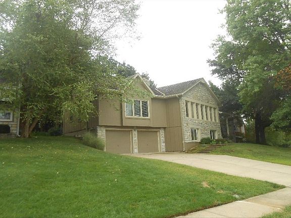 2nd image of 315 NE Landings Dr