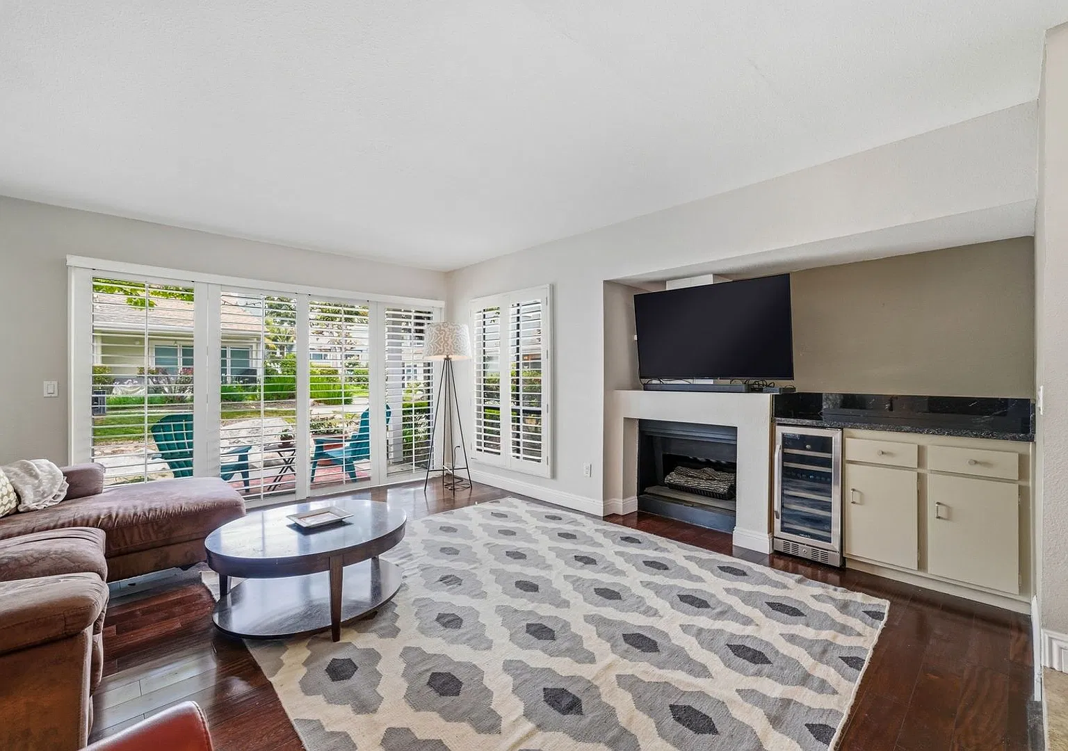 Spacious 3BR Condo in Costa Mesa — Photo 3