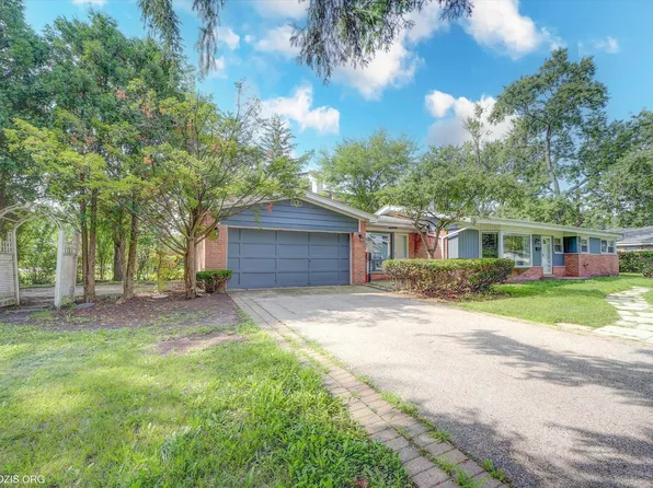 2411 Fontana Dr, Glenview, IL 60025