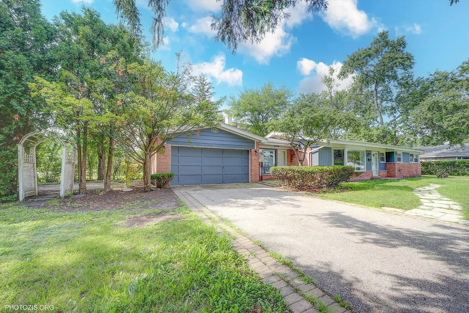 2411 Fontana Dr photo 1