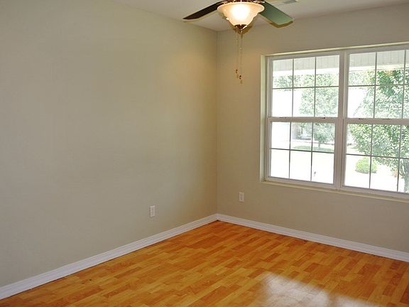 5th image of 3091 Elaine Ave