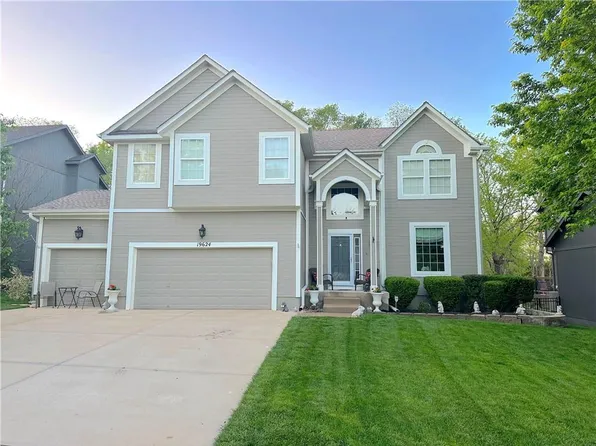 19624 W 96th Ter, Lenexa, KS 66220