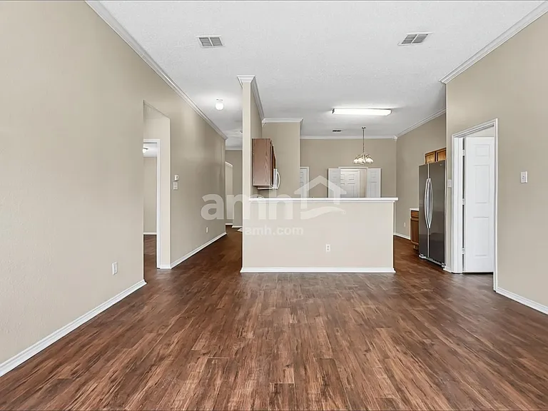 1009 Henry Ct — Photo 6