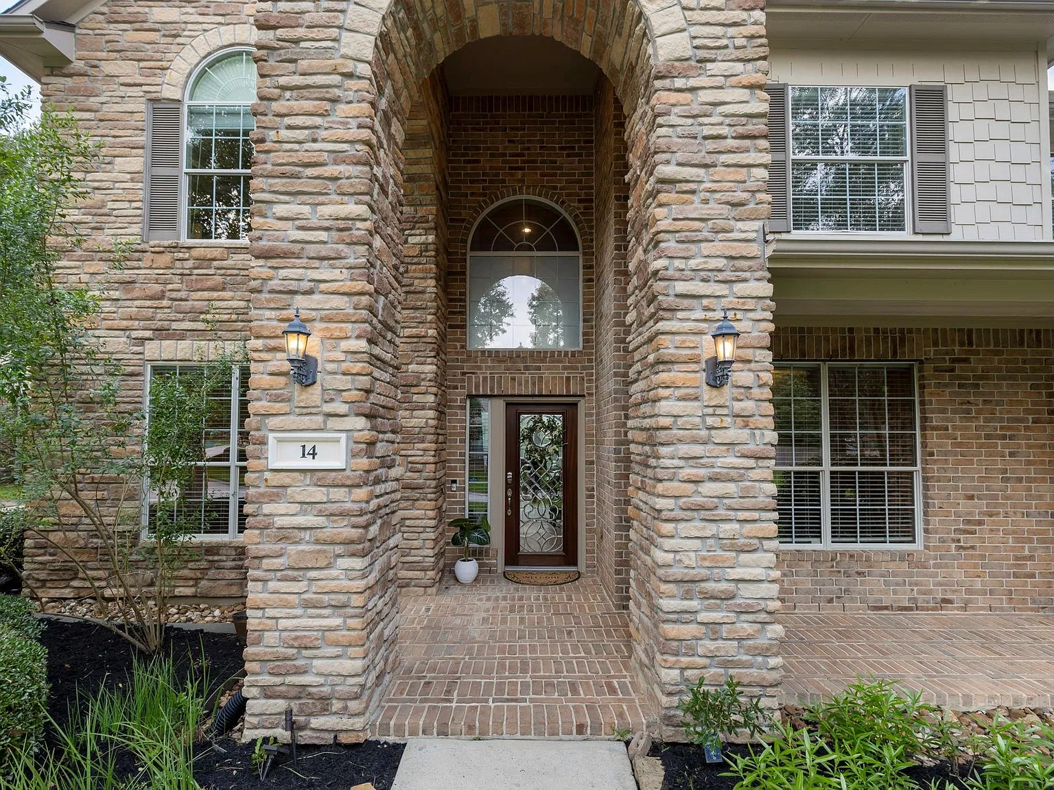 5 bed, 3.5 bath, 3556 sqft, $4,000 — Photo 2