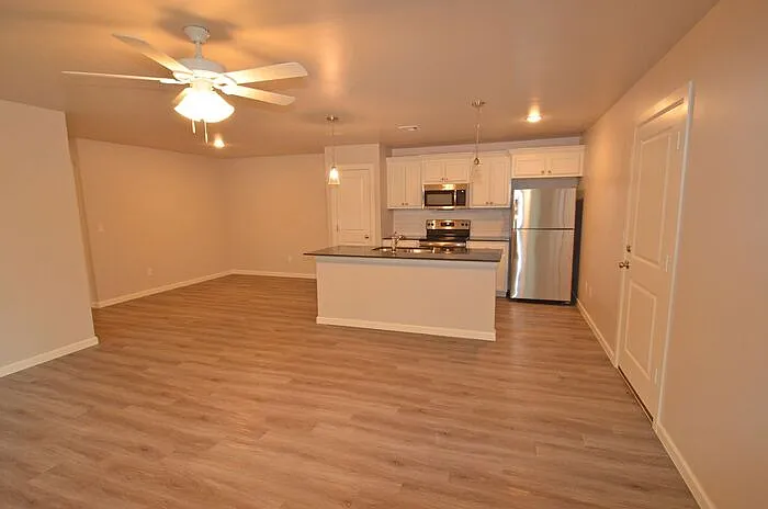 3 bed, 2.0 bath, 1350 sqft, $1,600 — Photo 2