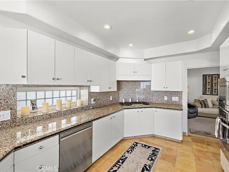 1050 Skyline Dr — Photo 11