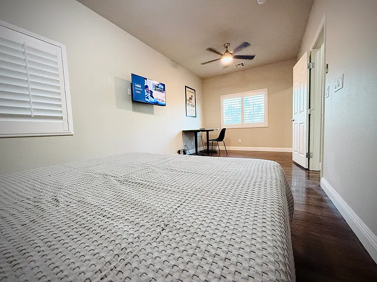 2nd floor Jr Suite. 20x10' bedroom with queen bed, new memory foam mattress, adjustable height desk, and TV
*TV mounted and can angle toward bed or desk.
