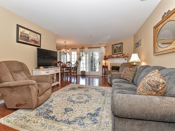5th image of 273 Cambridge Dr