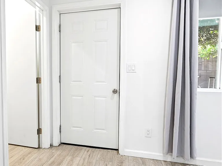 524 E Ghent St — Photo 29