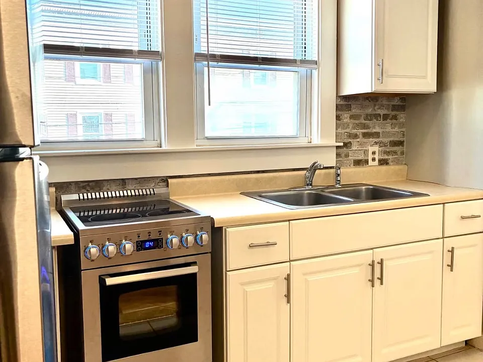 254 Putnam St #2