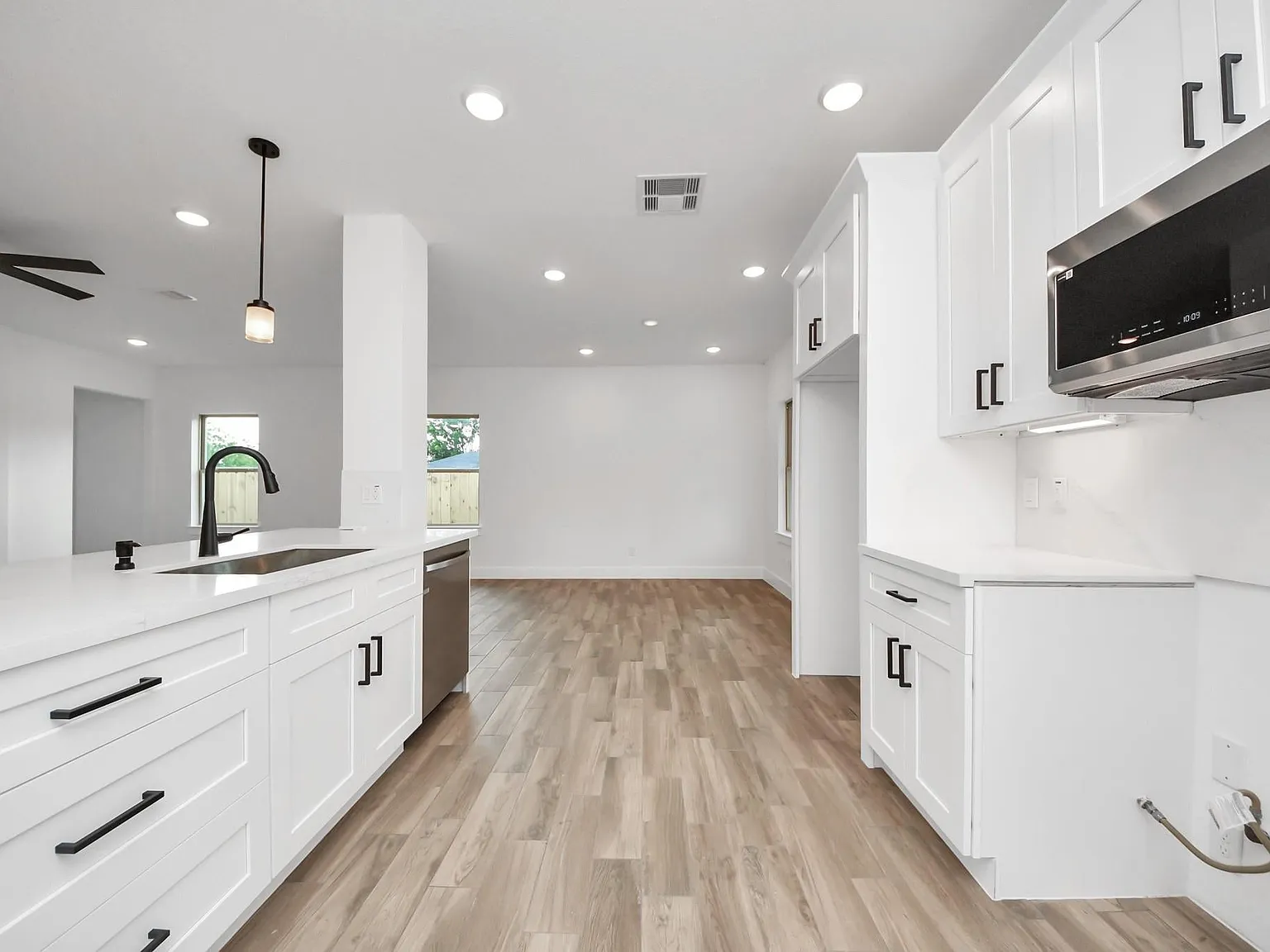 3 bed, 2.5 bath, 2071 sqft, $2,300 — Photo 2