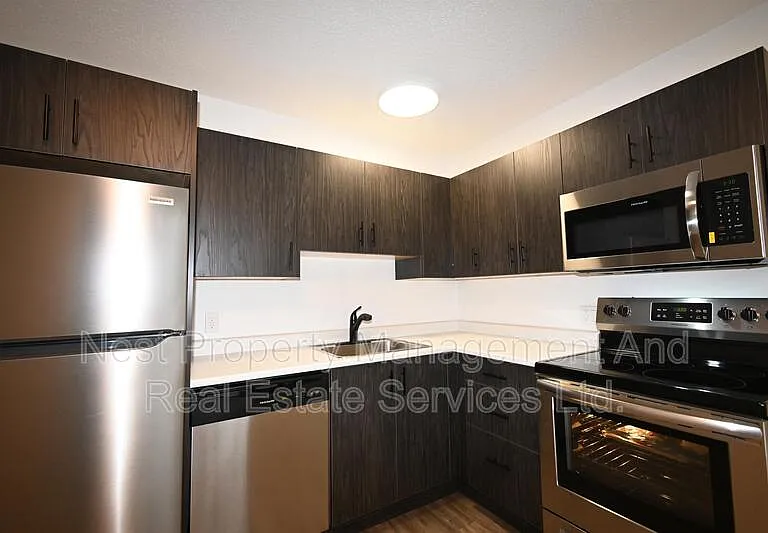 G86 Strathcona Ave #1900 — Photo 1