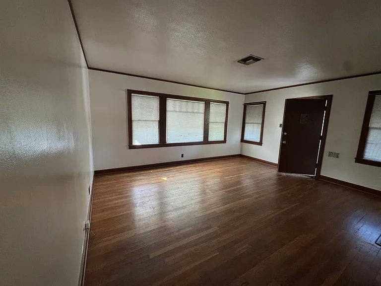 210 E Wyandotte St — Photo 6
