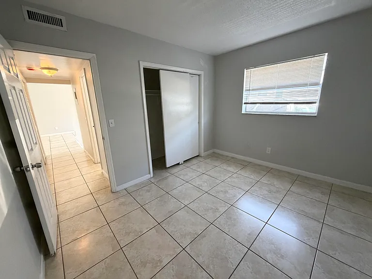 915 NE 8th St #104 — Photo 9