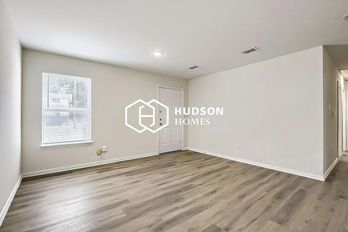 3 bed, 2.0 bath, 872 sqft, $1,149 — Photo 3