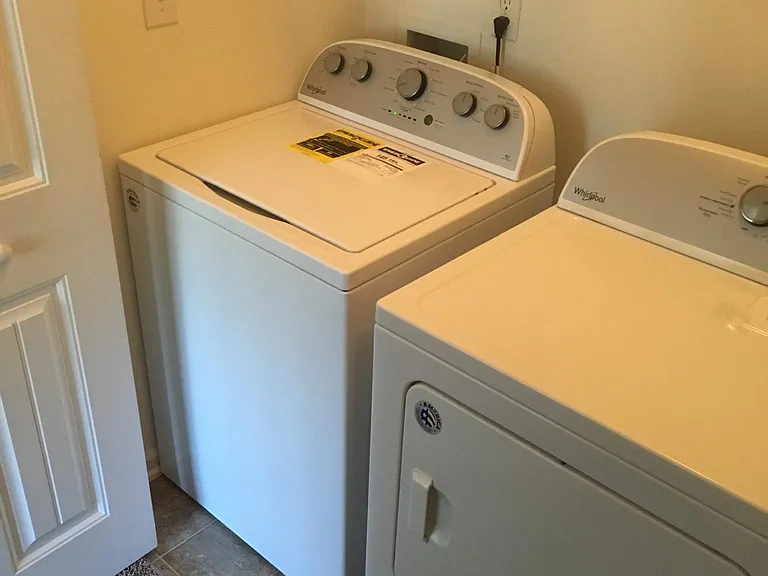 Utilityroom w/ new washer and dryer