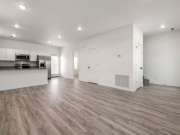3rd image of 901 Ventnor Ave