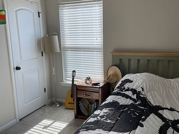 5th image of 212 Darlene St