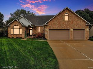 9219 Meadow Ridge Ln, Grand Blanc, MI 48439