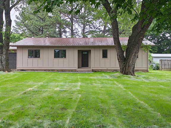 3rd image of 404 Maple Dr