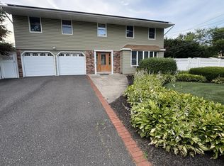 147 Wayne St, Hauppauge, NY 11788