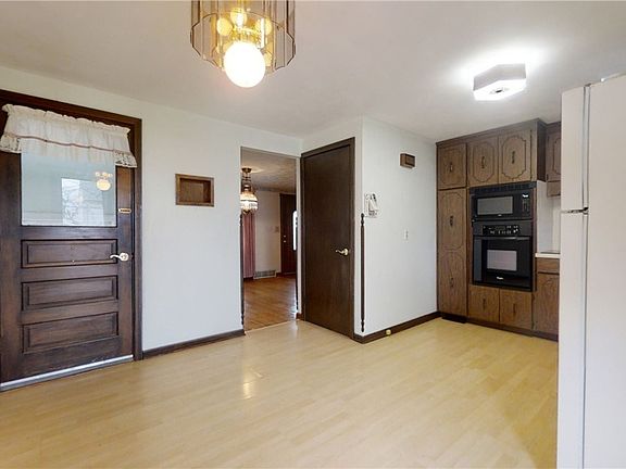 3rd image of 24 Lepeirs Dr