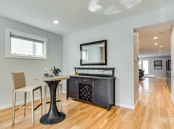 5th image of 1452 W Walton St #1