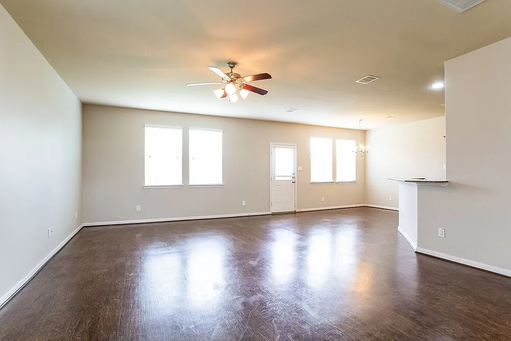 4 bed, 2.5 bath, 1902 sqft, $1,960 — Photo 2