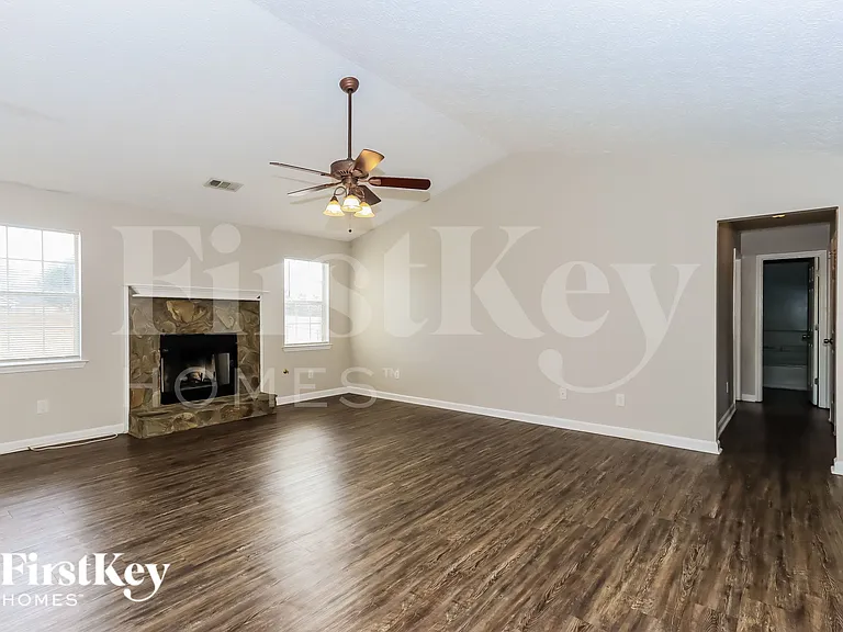 128 Greenleaf Dr — Photo 3