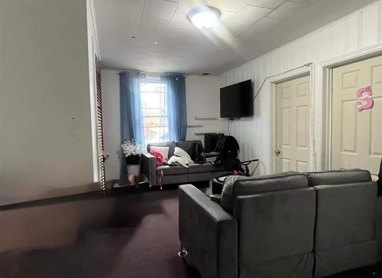 4 bed, 1000 sqft, $3,300 — Photo 2