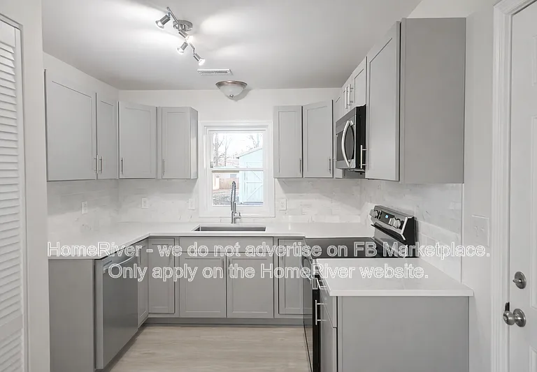 5033 Sunset Lake Rd — Photo 2