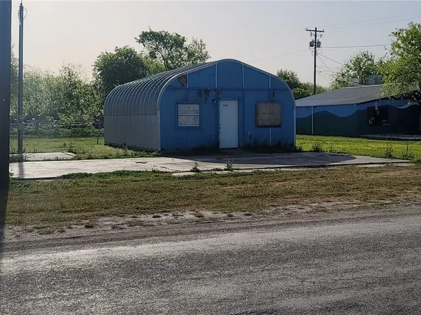 617 S Main St, Seadrift, TX 77983