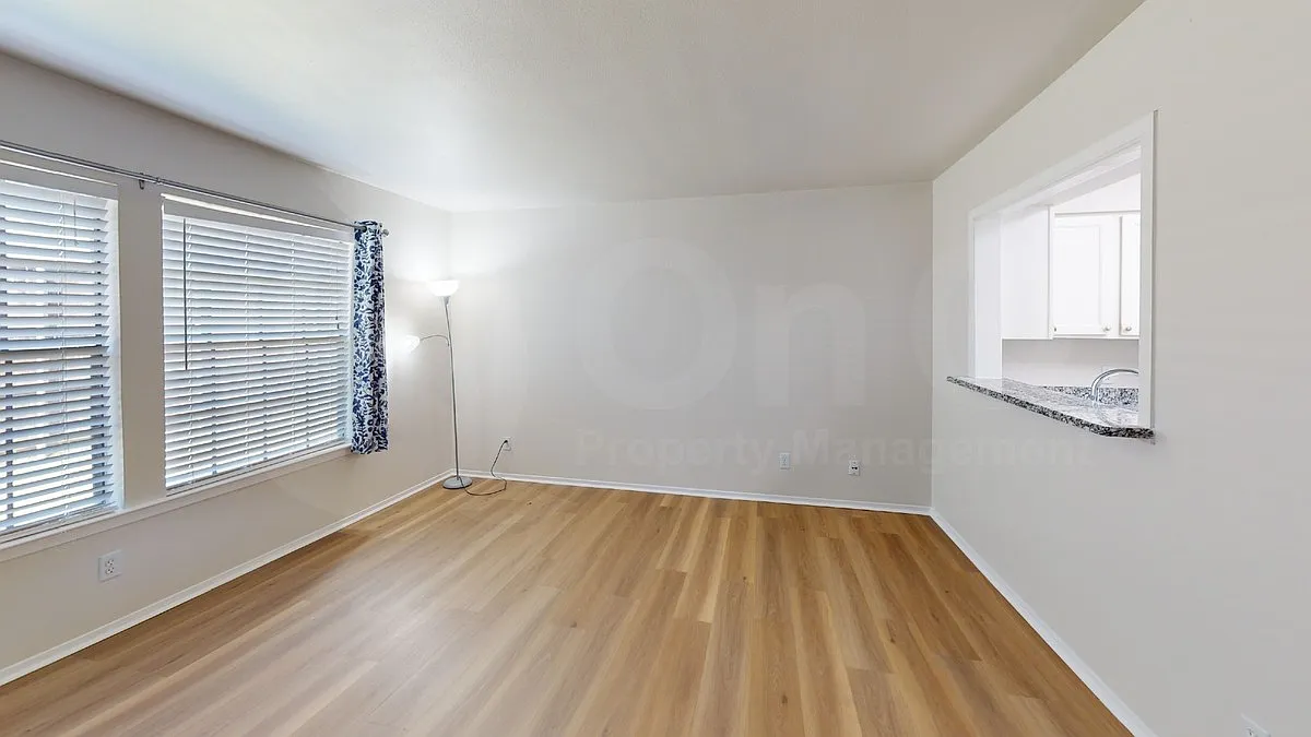 1 bed, 1.5 bath, 878 sqft, $1,250 — Photo 3