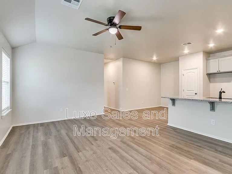8002 NW 105th Ter — Photo 3