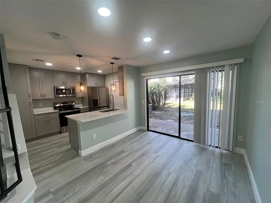 2 bed, 2.5 bath, 1223 sqft, $2,095 — Photo 4