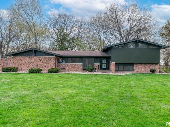 5372 36th Avenue Ct, Moline, IL 61265