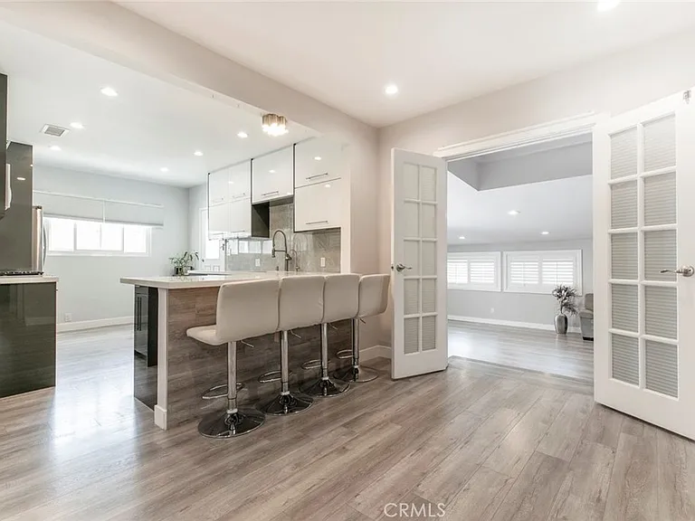 1527 N Screenland Dr — Photo 6