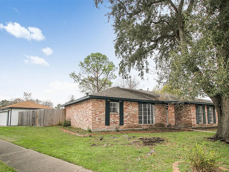 10534 Huntington Wood Dr — Photo 2