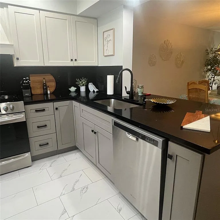 2 bed, 2.0 bath, 912 sqft, $5,500 — Photo 4