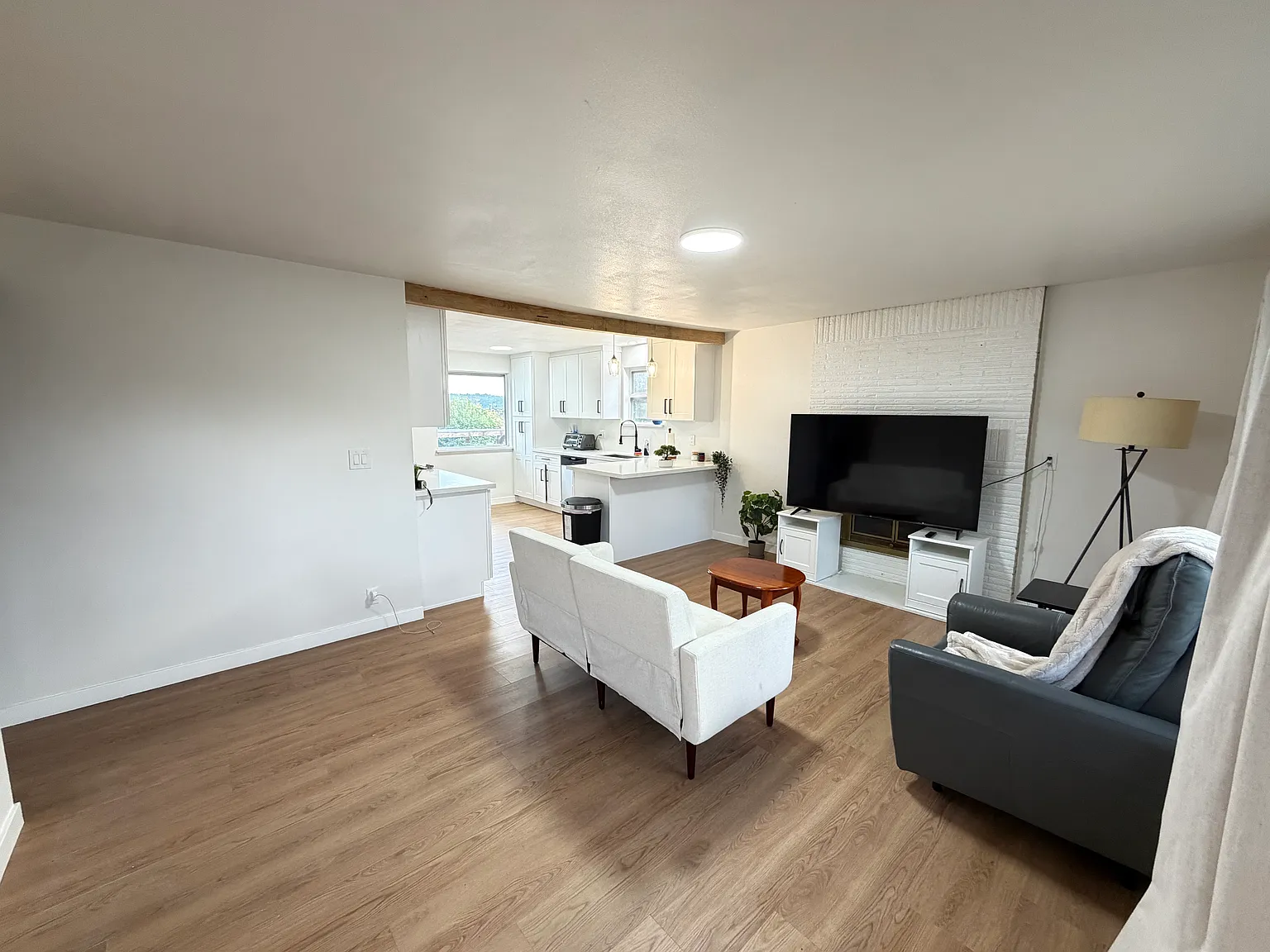 2 bed, 800 sqft, $2,700 — Photo 4