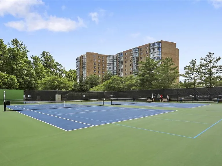 15100 Interlachen Dr #821 — Photo 42