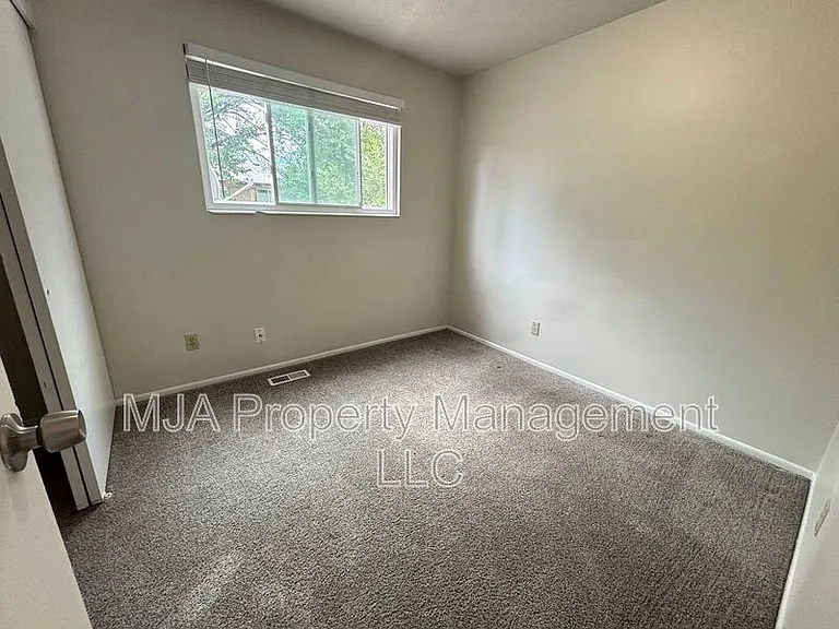 1817 E Vine St — Photo 17