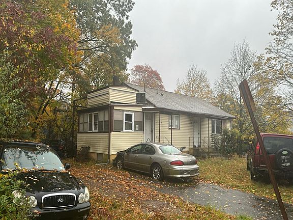 3rd image of 2 Roosevelt Ave