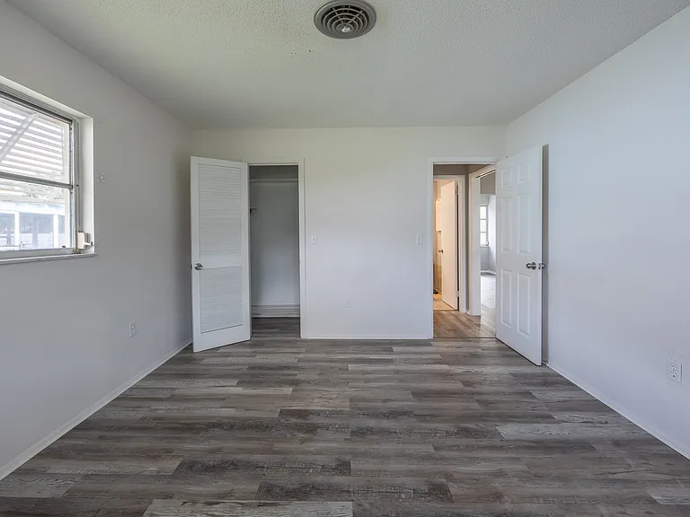 916 Gillespie St — Photo 9