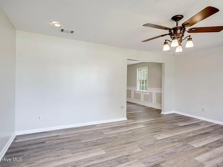 152 Holiday Dr — Photo 8
