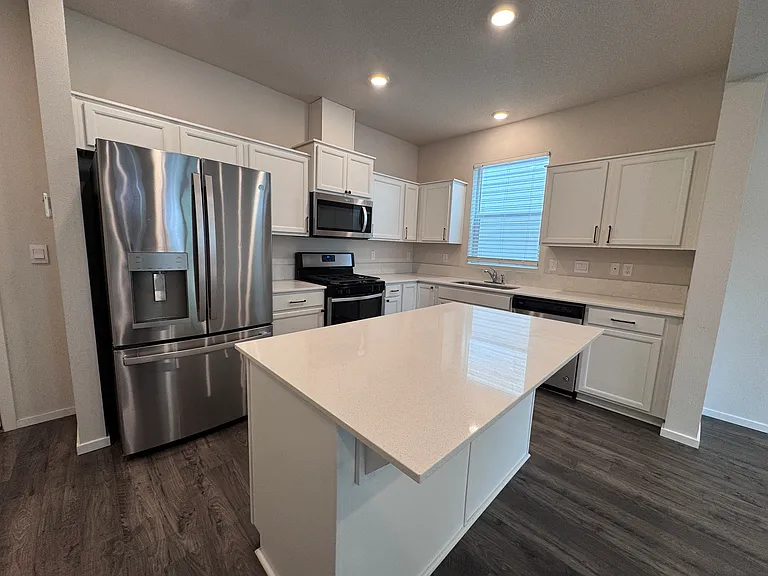 896 N 18th Ave — Photo 5
