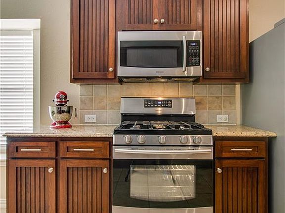 4th image of 2408 Geneva Ln