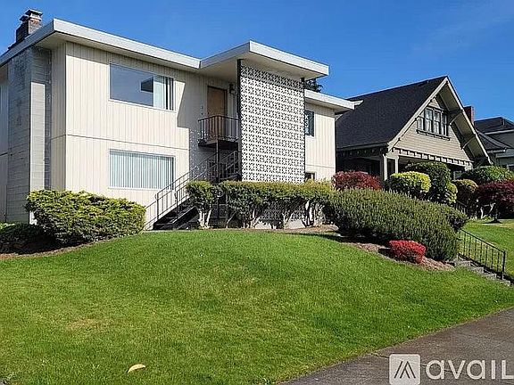 3rd image of 2111 Colby Ave #3