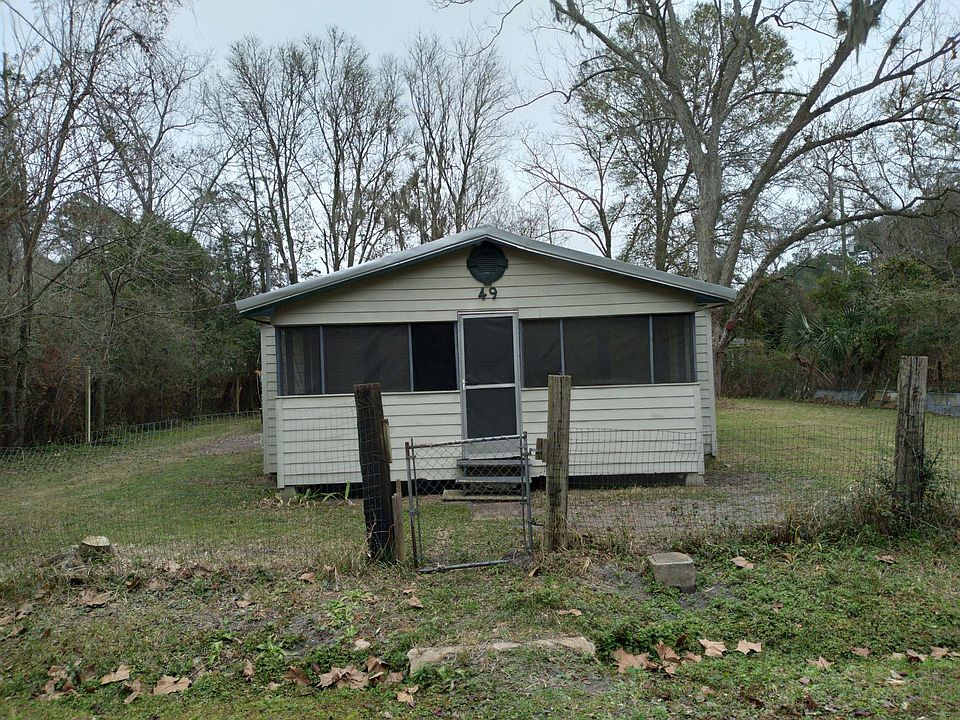 This is the front of the house, nice newly screened in porch.