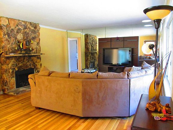 4th image of 879 Sweetbriar Dr